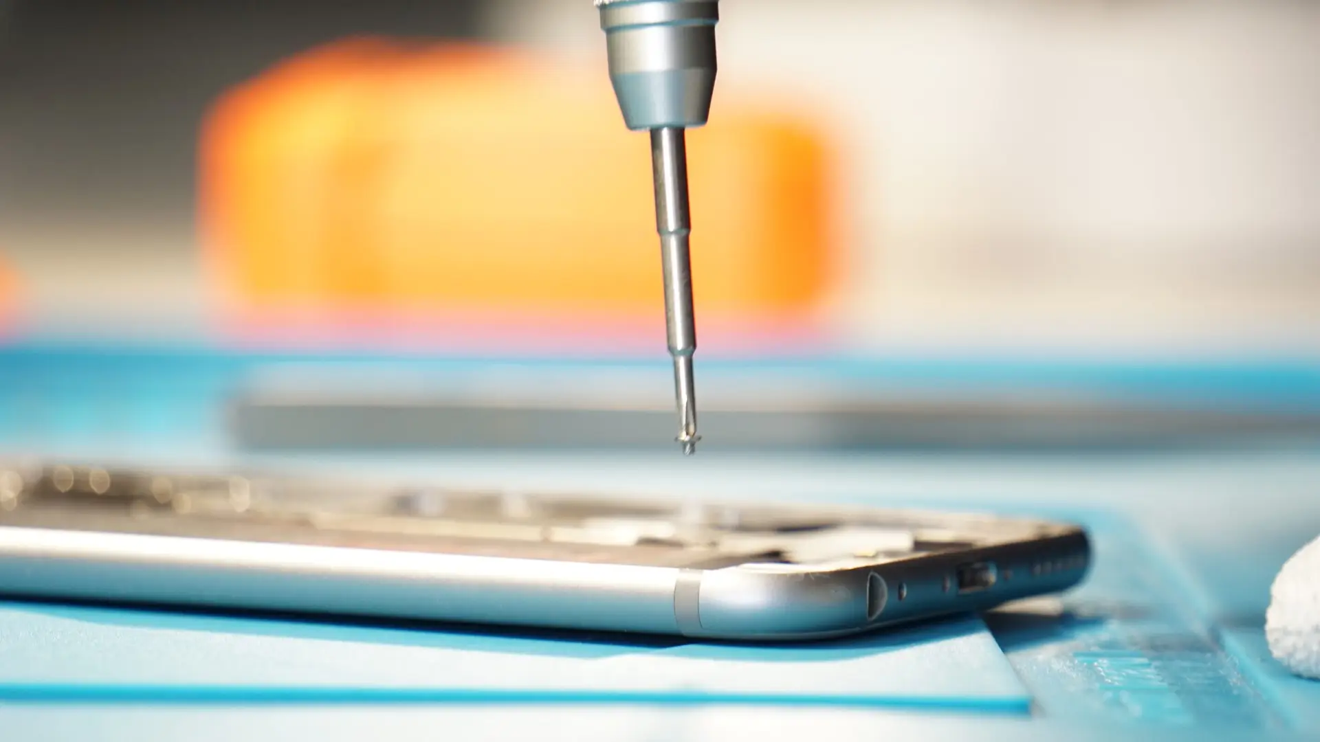 Technician repairing a smartphone screen at Star Phone Fix in Hialeah