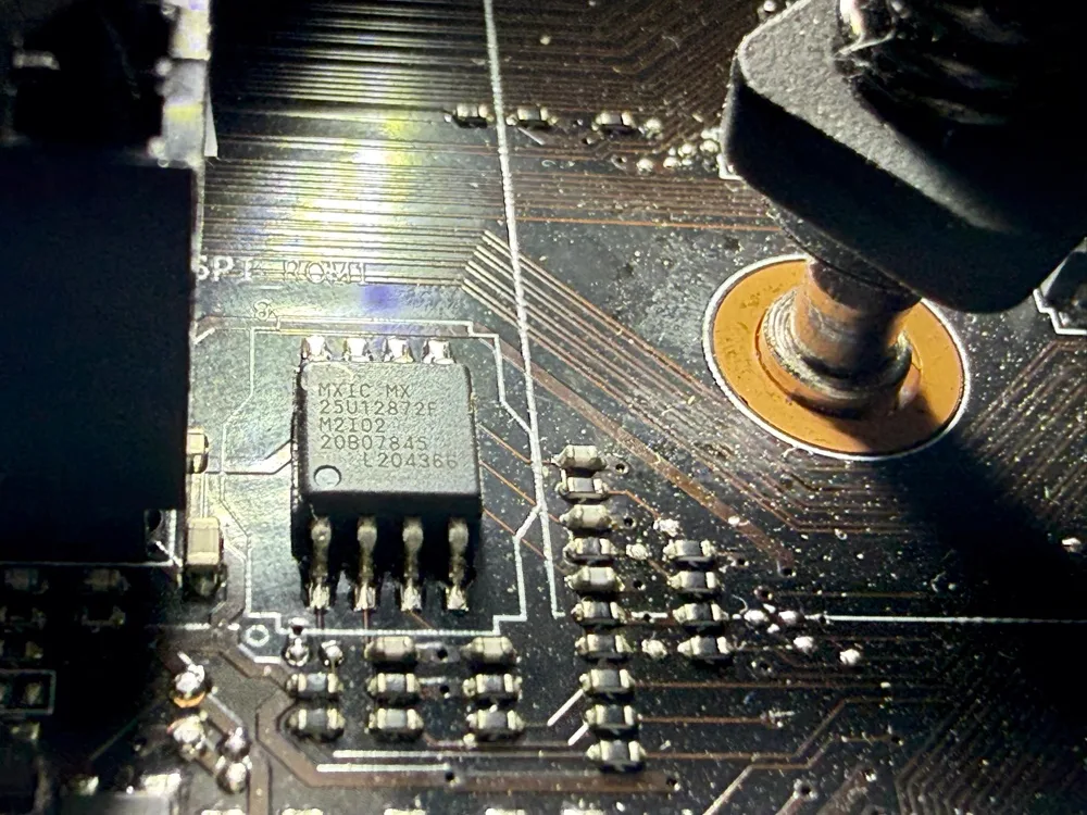 Primer plano del chip SPI ROM Macronix MX25U12872F en la placa madre de una Lenovo Legion